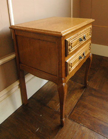 可愛くってガーリーなのに大人っぽい
フランスの小さなナイトテーブル