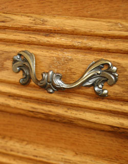 可愛くってガーリーなのに大人っぽい
フランスの小さなナイトテーブル