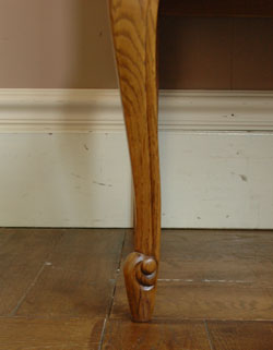 可愛くってガーリーなのに大人っぽい
フランスの小さなナイトテーブル