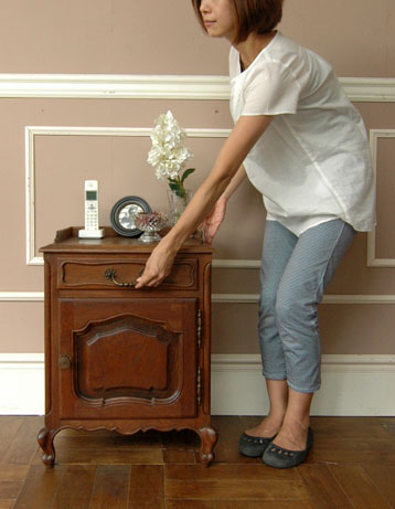 キャビネットとテーブルが１つになったフランスの小さくて可愛いナイトテーブル