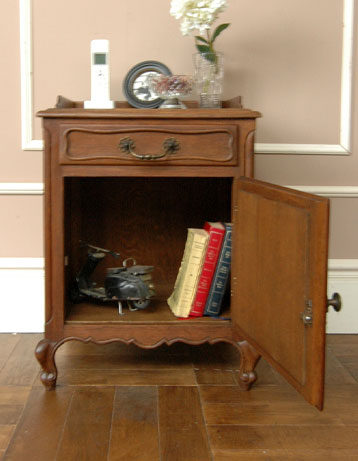 キャビネットとテーブルが１つになったフランスの小さくて可愛いナイトテーブル