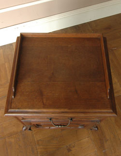 キャビネットとテーブルが１つになったフランスの小さくて可愛いナイトテーブル