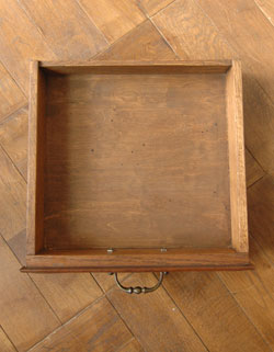 キャビネットとテーブルが１つになったフランスの小さくて可愛いナイトテーブル