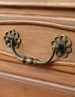 キャビネットとテーブルが１つになったフランスの小さくて可愛いナイトテーブル