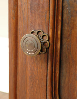 キャビネットとテーブルが１つになったフランスの小さくて可愛いナイトテーブル