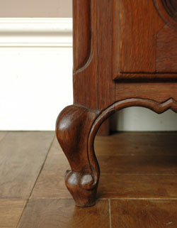 キャビネットとテーブルが１つになったフランスの小さくて可愛いナイトテーブル