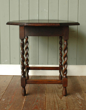 玄関や寝室、リビング･･･どこでも使える！アンティークのオケージョナル テーブル