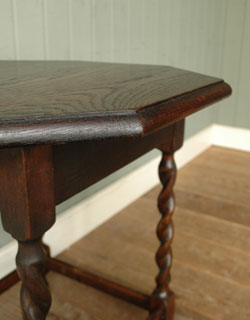 玄関や寝室、リビング･･･どこでも使える！アンティークのオケージョナル テーブル