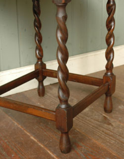 玄関や寝室、リビング･･･どこでも使える！アンティークのオケージョナル テーブル