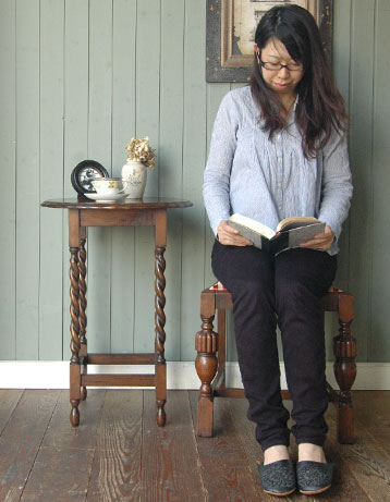 どこでも使えて便利！キレイなツイスト脚のアンティークテーブル