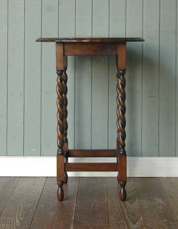 どこでも使えて便利！キレイなツイスト脚のアンティークテーブル