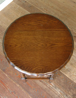 どこでも使えて便利！キレイなツイスト脚のアンティークテーブル