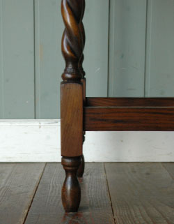 どこでも使えて便利！キレイなツイスト脚のアンティークテーブル