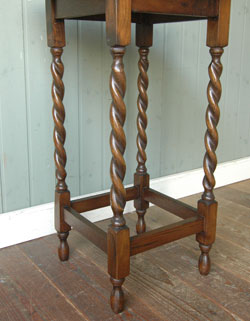 どこでも使えて便利！キレイなツイスト脚のアンティークテーブル