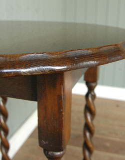 どこでも使えて便利！キレイなツイスト脚のアンティークテーブル