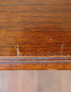 どこでも使えて便利！キレイなツイスト脚のアンティークテーブル