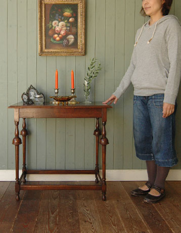 アンティーク上級者のあなたに
美脚でスタイル抜群のオケージョナルテーブル