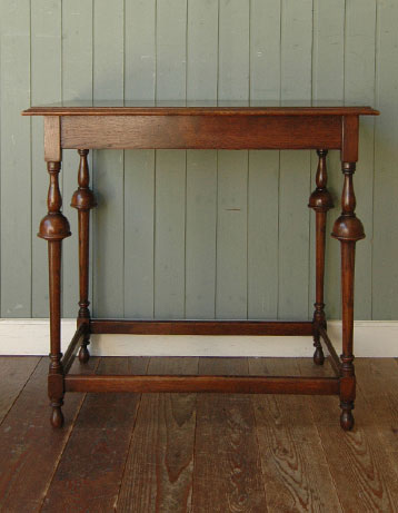 アンティーク上級者のあなたに
美脚でスタイル抜群のオケージョナルテーブル