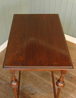 アンティーク上級者のあなたに
美脚でスタイル抜群のオケージョナルテーブル