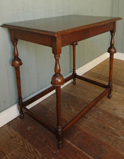 アンティーク上級者のあなたに
美脚でスタイル抜群のオケージョナルテーブル