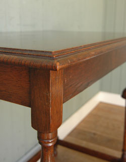 アンティーク上級者のあなたに
美脚でスタイル抜群のオケージョナルテーブル