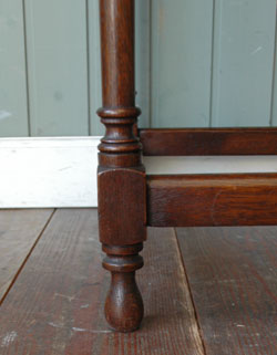 アンティーク上級者のあなたに
美脚でスタイル抜群のオケージョナルテーブル