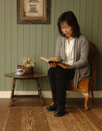 キュートなサイズで持ち運び便利。アンティークの小さいテーブル