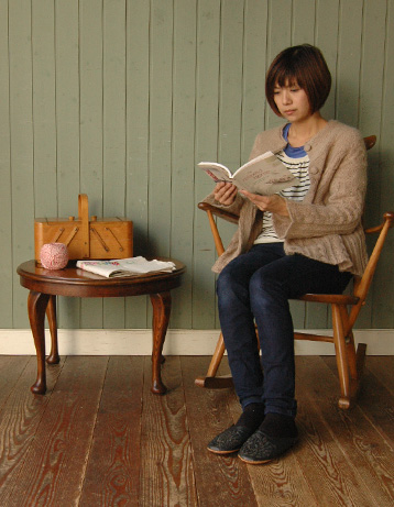 キュートなサイズで持ち運び便利。アンティークの小さいテーブル