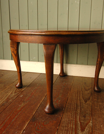 キュートなサイズで持ち運び便利。アンティークの小さいテーブル