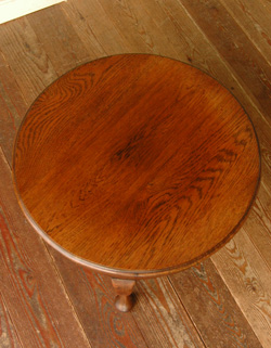 キュートなサイズで持ち運び便利。アンティークの小さいテーブル