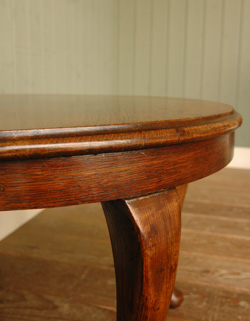 キュートなサイズで持ち運び便利。アンティークの小さいテーブル