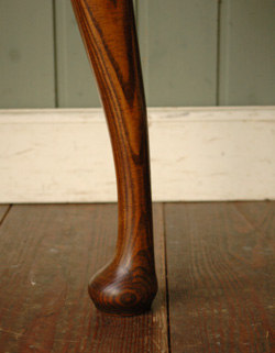 キュートなサイズで持ち運び便利。アンティークの小さいテーブル