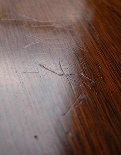 キュートなサイズで持ち運び便利。アンティークの小さいテーブル