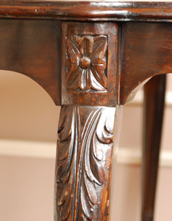 アンティーク上級者のあなたに
美脚でスタイル抜群のオケージョナルテーブル