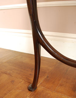 アンティーク上級者のあなたに
美脚でスタイル抜群のオケージョナルテーブル