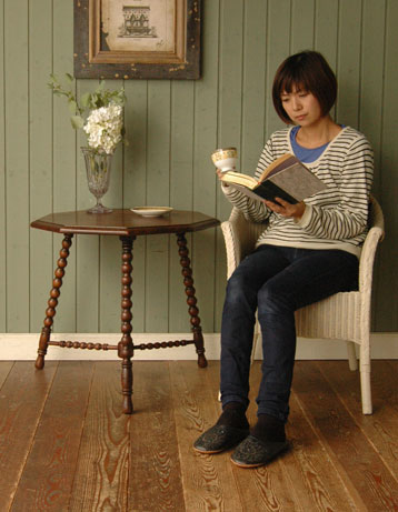 脚がとっても可愛いオケージョナルテーブル