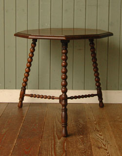 脚がとっても可愛いオケージョナルテーブル