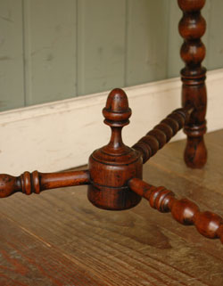 脚がとっても可愛いオケージョナルテーブル