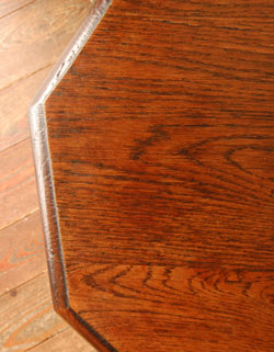 脚がとっても可愛いオケージョナルテーブル