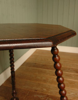 脚がとっても可愛いオケージョナルテーブル