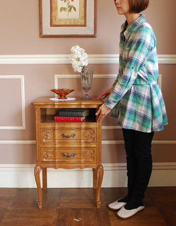 可愛くってガーリーなのに大人っぽい
フランスの小さなナイトテーブル