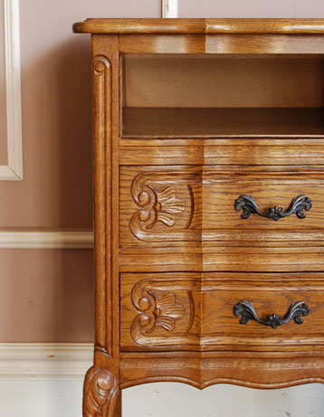 可愛くってガーリーなのに大人っぽい
フランスの小さなナイトテーブル