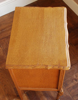 可愛くってガーリーなのに大人っぽい
フランスの小さなナイトテーブル