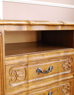 可愛くってガーリーなのに大人っぽい
フランスの小さなナイトテーブル