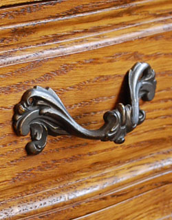 可愛くってガーリーなのに大人っぽい
フランスの小さなナイトテーブル