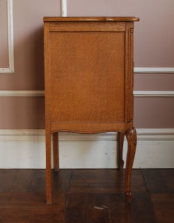 可愛くってガーリーなのに大人っぽい
フランスの小さなナイトテーブル