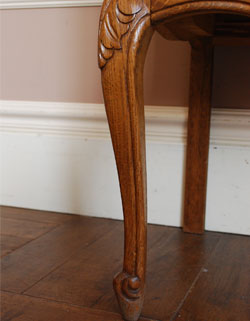 可愛くってガーリーなのに大人っぽい
フランスの小さなナイトテーブル