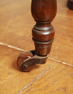 たたんでコンパクトに収納できる
小ぶりのおしゃれサザーランド テーブル