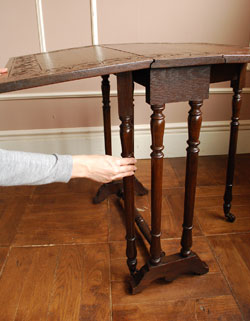 たたんでコンパクトに収納できる
小ぶりのおしゃれサザーランド テーブル