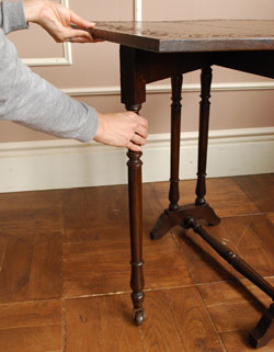 たたんでコンパクトに収納できる
小ぶりのおしゃれサザーランド テーブル